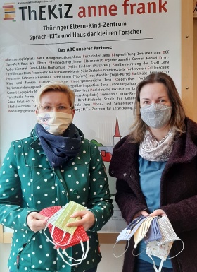 Zwei Frauen mit selbst genähten Nasen-Mund-Schutzbedeckungen