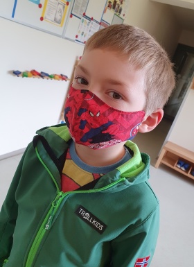 Ein Kind mit der Maske