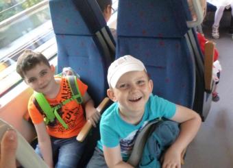 Auf dem Bild sind Kinder in einem Zug zu sehen
