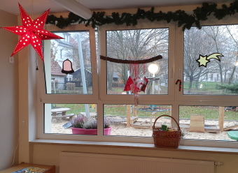 Weihnachtsdeko am Fenster im Gruppenraum