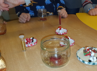 Weckglas mit Glitzerstreu und Deckel am Tisch