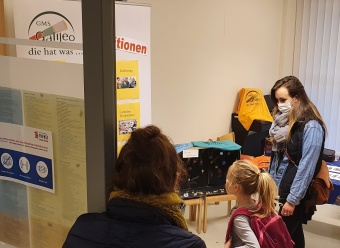 Die Besucher am Stand der Schule "Galileo"