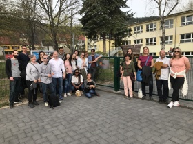 Eine Besuchergruppe aus Frankfurt vor dem ThEKiZ Anne Frank in Jena