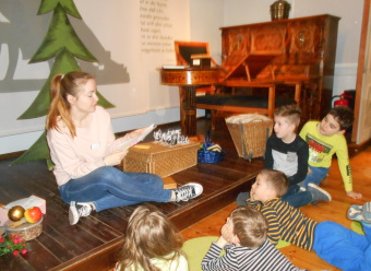 Auf dem Bild sind Kinder beim Vorlesen im Stadtmuseum zu sehen
