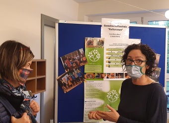 Die Besucher am Stand der Schule Kulturanum