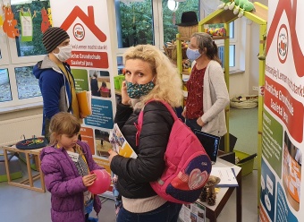 Die Besucher am Stand der Saaletalschule