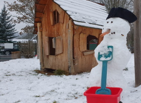 EIn Schneemann mit Schauffel