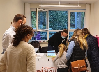 Die Besucher am Stand der Werkstattschule